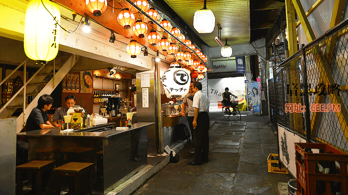 Shimokitazawa的一个小酒吧，东京，日本